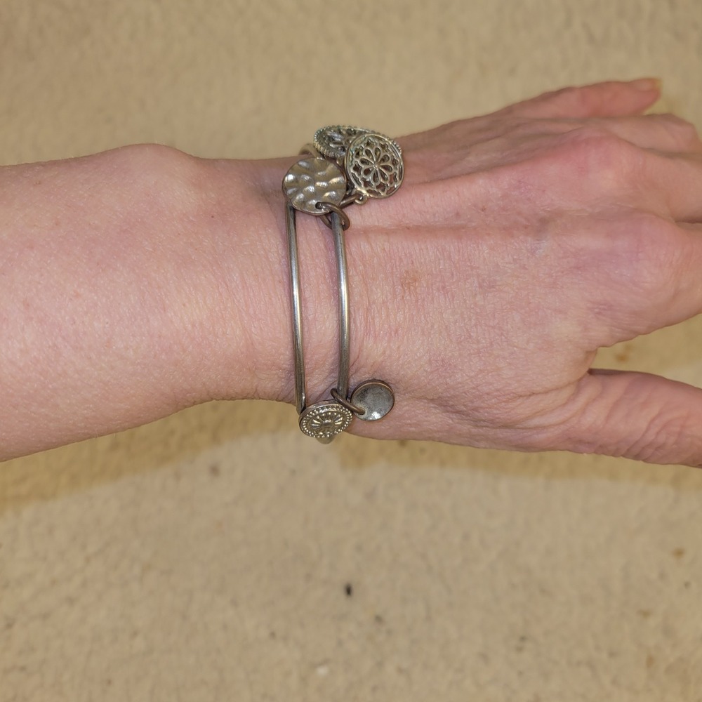 )Silver Tone Charm Bangle Bracelet Mandala Floral Medallion Adjustable‎ Boho
